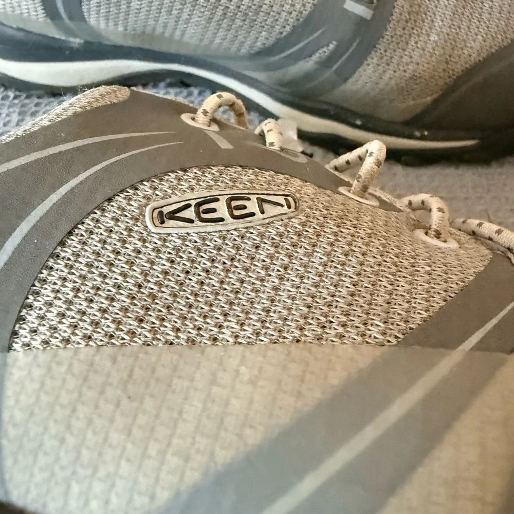 Keen Girl’s Gray Athletic Shoes Size 2